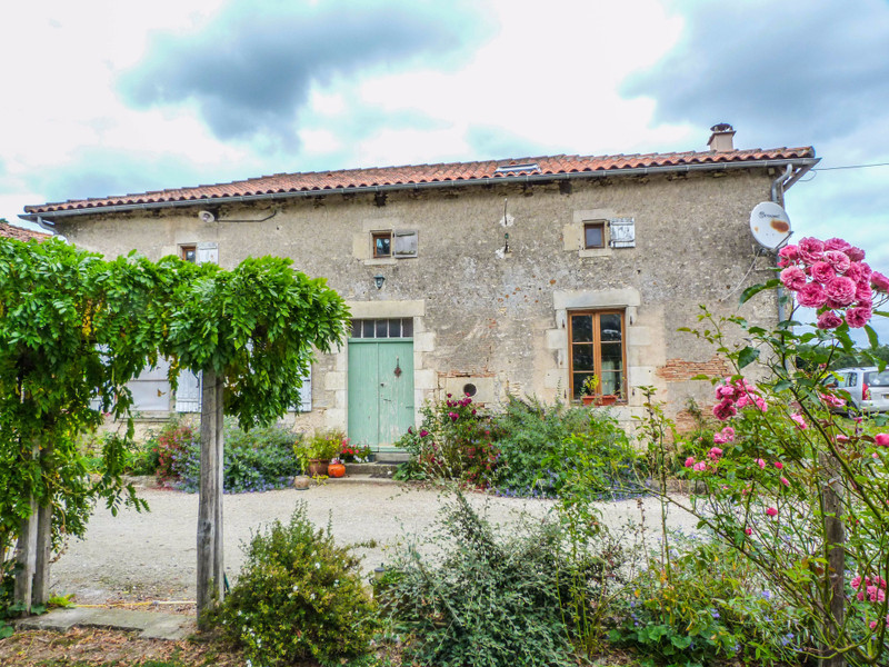 Maison à Alloue, Charente - photo 1