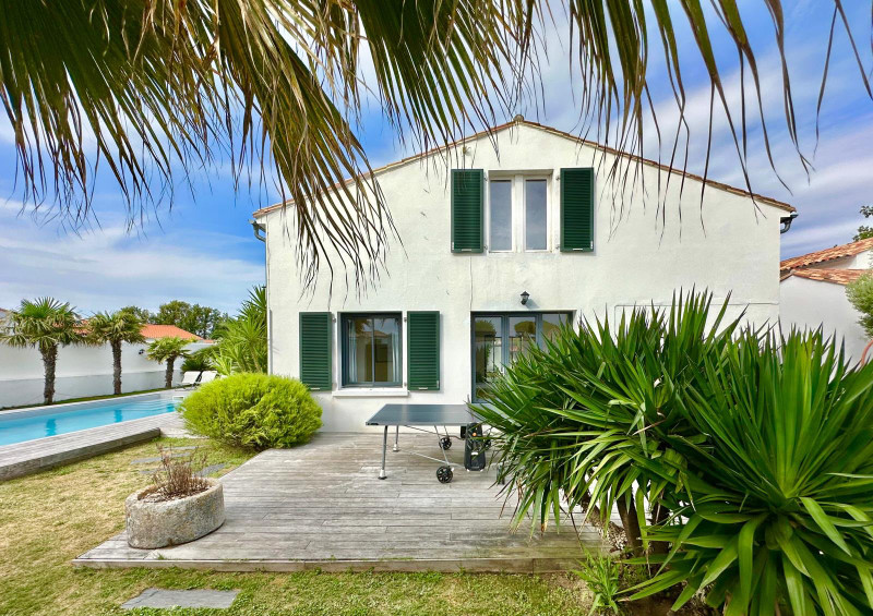 French property for sale in La Couarde-sur-Mer, Charente-Maritime - €1,395,000 - photo 1