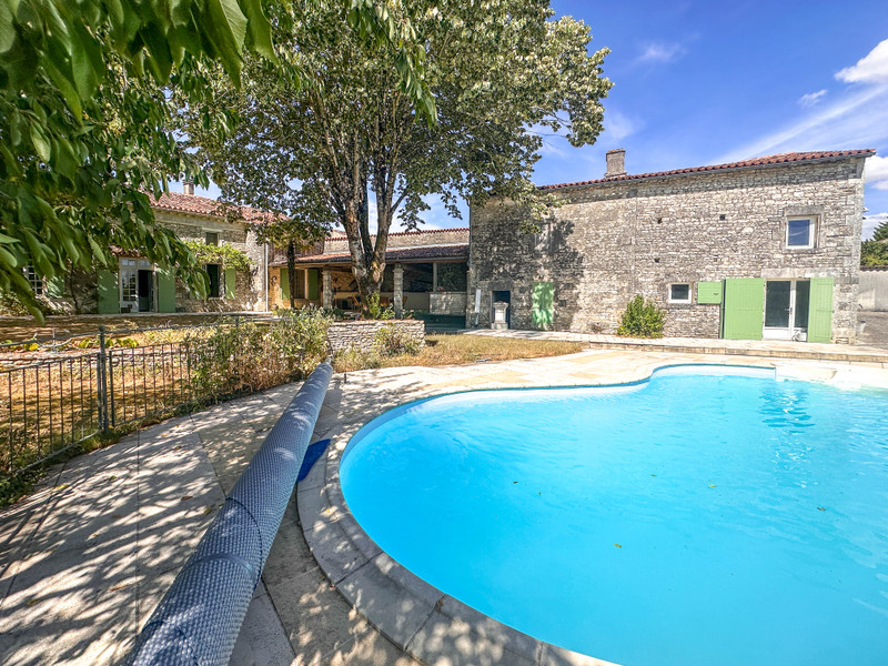 French property for sale in Bresdon, Charente-Maritime - €395,000 - photo 2