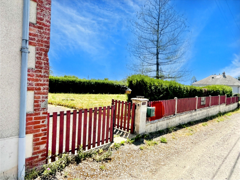 French property for sale in Neuilly-le-Vendin, Mayenne - €122,500 - photo 2