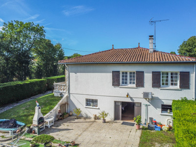 French property for sale in Saint-Genis-d'Hiersac, Charente - €240,000 - photo 2