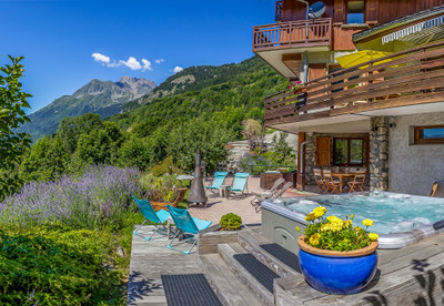 Beautifully designed 10 bedroom chalet (482m2) with Spa and exceptionel views. Only 100m from the ski lifts. 