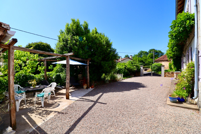 French property for sale in Écuras, Charente - €299,750 - photo 10