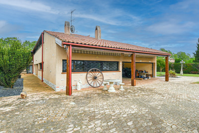 French property for sale in Cazères, Haute-Garonne - €715,000 - photo 1