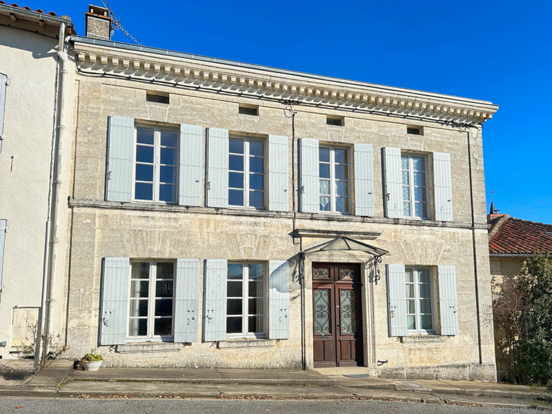 French property for sale in Aubeterre-sur-Dronne, Charente - €230,000 - photo 1