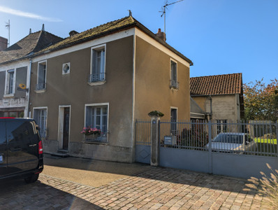 Maison à vendre à Cour-Maugis sur Huisne, Orne, Basse-Normandie, avec Leggett Immobilier Maison à vendre à Cour-Maugis sur Huisne, Orne, Basse-Normandie, avec Leggett Immobilier