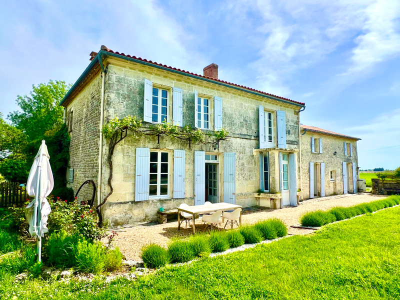 Maison à vendre à Chenac-Saint-Seurin-d'Uzet, Charente-Maritime - 496.610 € - photo 1