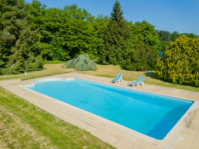 Domaine en Val de Loire comprenant deux maisons entièrement rénovées, piscine, tennis et 109 hectares