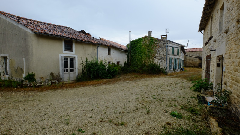 French property for sale in Coivert, Charente-Maritime - €199,800 - photo 5