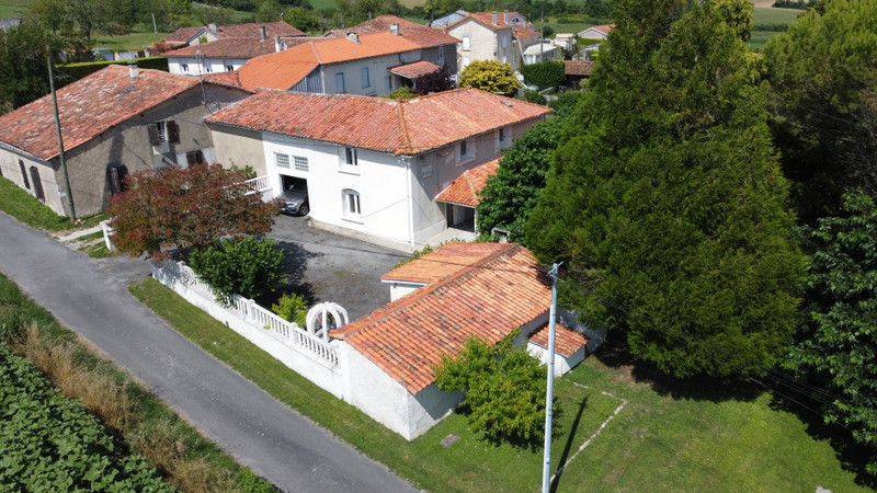 Maison à vendre à Coteaux-du-Blanzacais, Charente - 194 400 € - photo 1