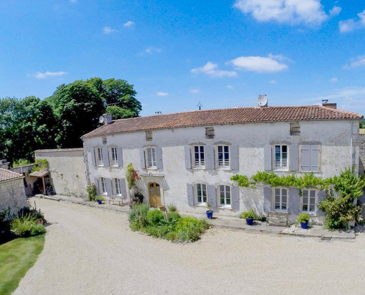 French property for sale in Surgères, Charente-Maritime - €1,547,600 - photo 0