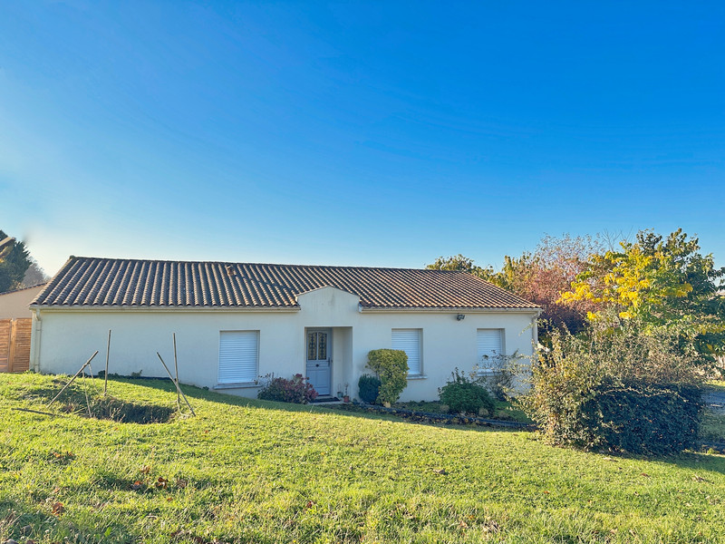 Maison à vendre à Chalais, Charente - 180 000 € - photo 1