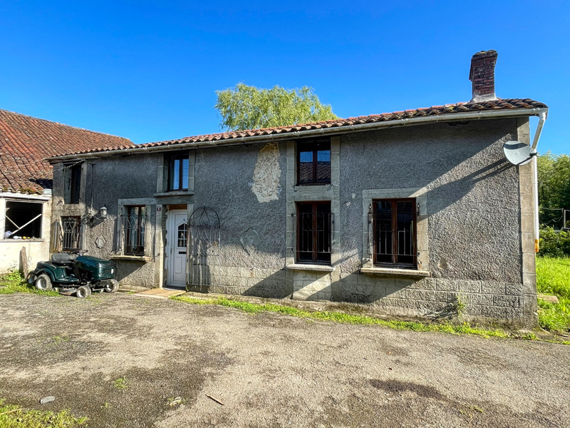 Maison à vendre à Oradour-Fanais, Charente - 66 600 € - photo 1