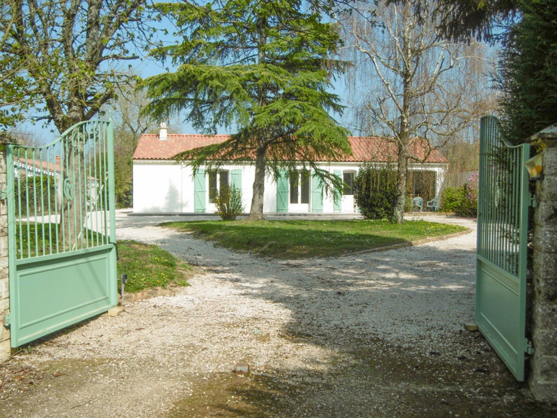 Maison à Xanton-Chassenon, Vendée - photo 1