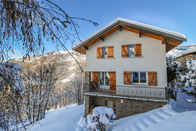 Detached family chalet with garden and views, for sale in the heart of the Trois Vallées