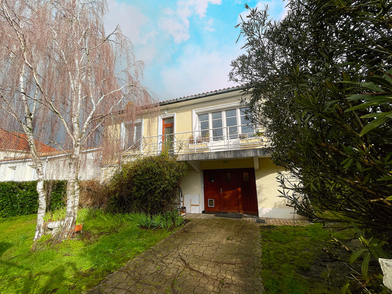 Maison à vendre à La Couronne, Charente - 179 500 € - photo 1