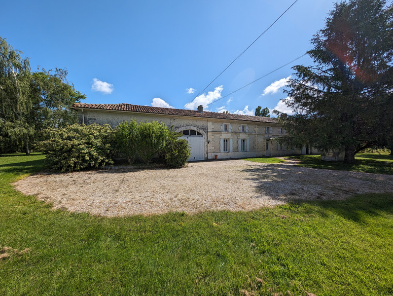 Maison à vendre à Messac, Charente-Maritime - 355.000 € - photo 1
