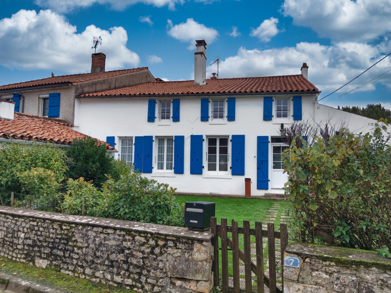 Maison à vendre à Les Velluire-sur-Vendée, Vendée - 381.600 € - photo 1