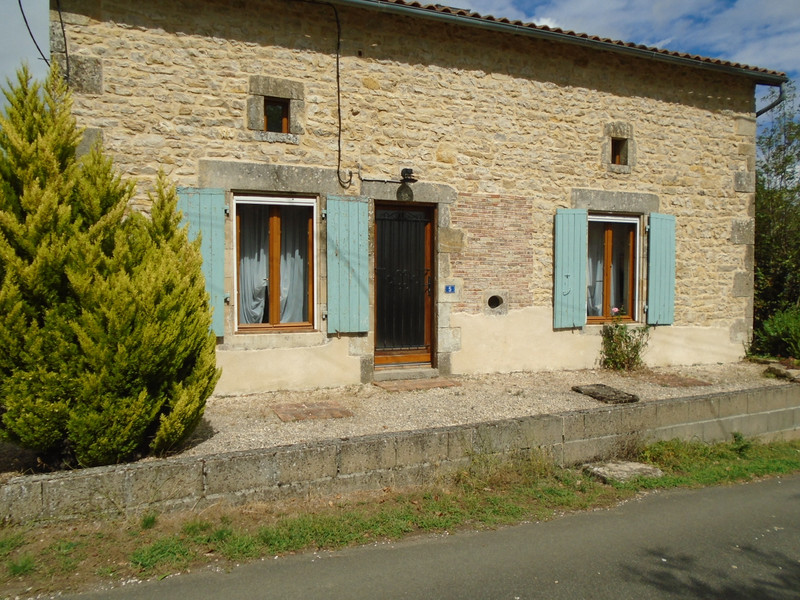 Maison à Pleuville, Charente - photo 1