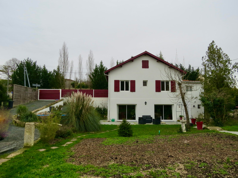 House for sale in Saintes CharenteMaritime Detached house with 3 bedrooms, Office, private