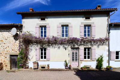 Maison à vendre à Écuras, Charente, Poitou-Charentes, avec Leggett Immobilier