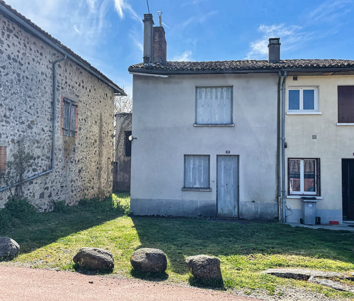 Maison à vendre à Oradour-Fanais, Charente - 31 600 € - photo 1