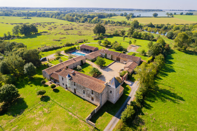 Maison à vendre à Coulonges-Thouarsais, Deux-Sèvres - 1.599.000 € - photo 1