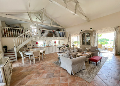 Exceptional property with guest house, swimming pool and fabulous views.