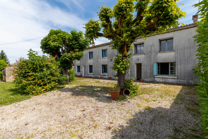French property for sale in La Brousse, Charente-Maritime - &#8364;130,800 - photo 2