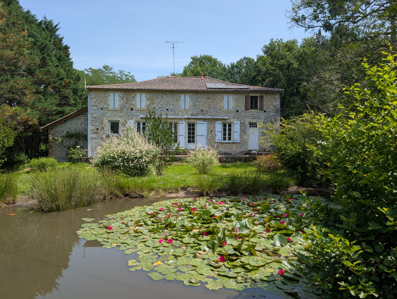 French property for sale in Chepniers, Charente-Maritime - €255,500 - photo 0