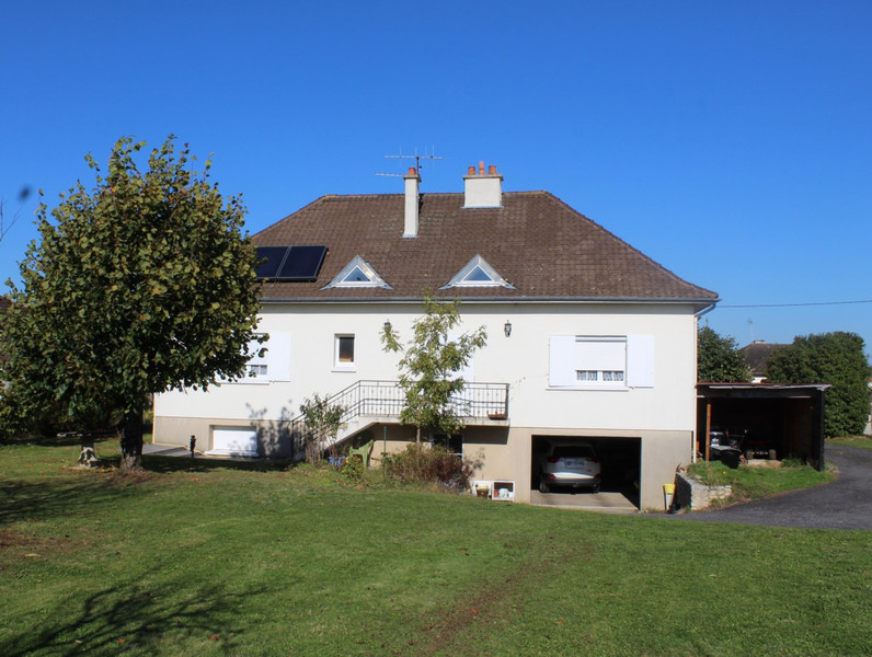 French property for sale in L'Isle-Jourdain, Vienne - &#8364;265,400 - photo 2