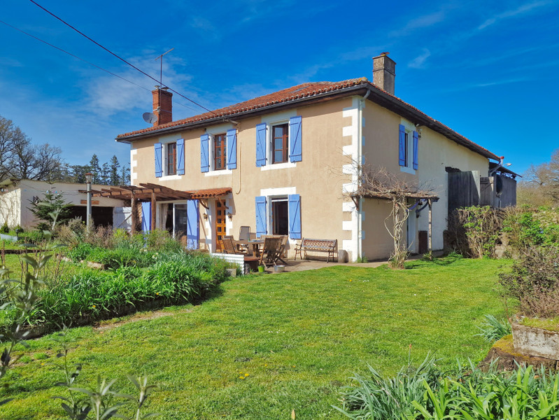 Maison à vendre à Saulgond, Charente - 319 000 € - photo 1