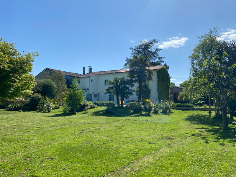 French property for sale in Saint-Même-les-Carrières, Charente - €367,500 - photo 3