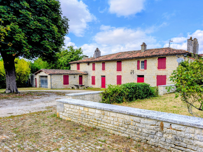 French property for sale in Aubigné, Deux-Sèvres - €638,000 - photo 1