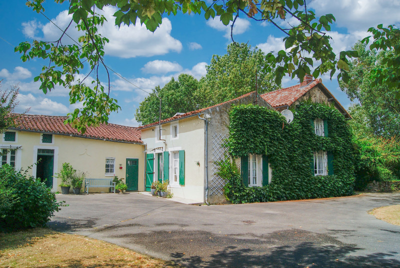 French property for sale in Marillet, Vendée - €251,450 - photo 2