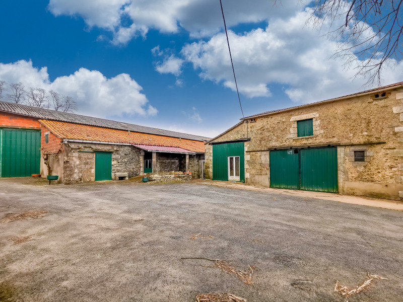 French property for sale in Saint-Pierre-du-Chemin, Vendée - &#8364;246,100 - photo 4