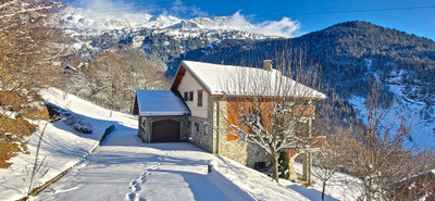 Unique opportunity to invest in a superb 6 bedroom mountain property with fantastic views. 