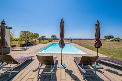 Manoir (250m2), trois gîtes luxueux étoilés + roulotte-gîte, piscine chauffée, dépendances, parking, sur un domaine d’1.2ha aux vues imprenables.