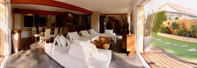 Superb 7-room Canal-style villa (220 m²) sold furnished a few steps from the beach