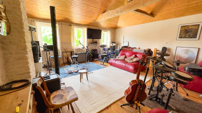 Impressive 5 bedroom maison de maitre with swimming pool and grounds  in village close to St Jean d'Angély