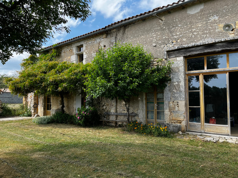 Maison à vendre à Marthon, Charente - 246 100 € - photo 1