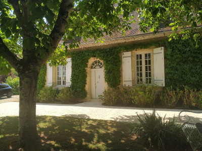Petit château in centre of Bergerac in grounds of more than 1 hectare with trees. Quiet location.
