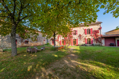Fabuleux domaine au cœur de la Provence avec 52 hectares, bastide, gite, appartement, nombreuses dépendances