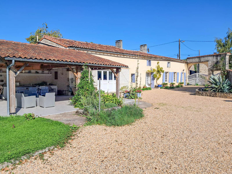 French property for sale in Bresdon, Charente-Maritime - €257,000 - photo 0