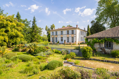 Superb property on the edge of a forest with a large manor house set in 2.7ha of land (1h from Biscarosse)