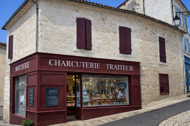 French property for sale in Aubeterre-sur-Dronne, Charente - €235,400 - photo 1