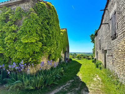 French property for sale in Fontaine-Chalendray, Charente-Maritime - €183,600 - photo 1