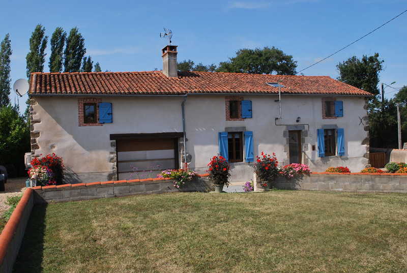 Maison à vendre à Lathus-Saint-Rémy, Vienne - 169.000 € - photo 1