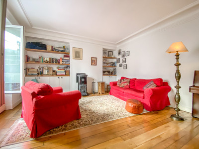 Beautiful 3 bedroom home, in the heart of a quiet street, between 2 international train stations. 