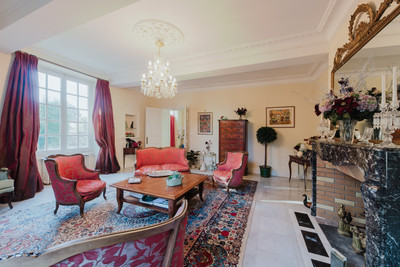 Magnificent stone property of 422m² on the banks of the Garonne 